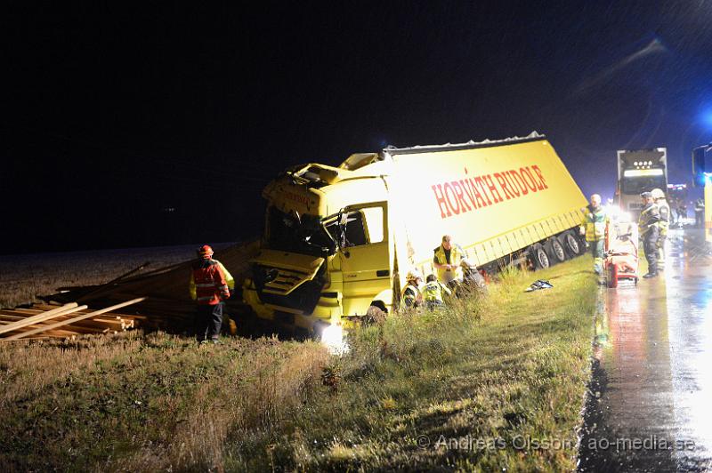 DSC_1103.JPG - Vid 23.10 larmades räddningstjänst, ambulans och polis till E4an i höjd med Nyvång utanför Åstorp där två lastbilar kolliderat. Ena lastbilen hade kört in i släpet på den andra och sedan fortsatt ner i diket. Lastbilen som körde in i släpet blev kraftigt demolerad även släpet på den andra blev kraftigt skadat. Södergående körfält stängdes av under en del av räddningsarbetet men när man röjt undan all bråte på vägbanan kunde man öppna ett körfält och låta trafiken rulla på sakta förbi olycksplatsen. Minst en person fick föras med ambulans till sjukhus, oklart skadeläge.