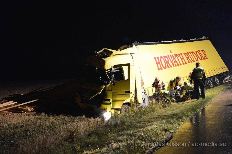 DSC_1115.JPG - Vid 23.10 larmades räddningstjänst, ambulans och polis till E4an i höjd med Nyvång utanför Åstorp där två lastbilar kolliderat. Ena lastbilen hade kört in i släpet på den andra och sedan fortsatt ner i diket. Lastbilen som körde in i släpet blev kraftigt demolerad även släpet på den andra blev kraftigt skadat. Södergående körfält stängdes av under en del av räddningsarbetet men när man röjt undan all bråte på vägbanan kunde man öppna ett körfält och låta trafiken rulla på sakta förbi olycksplatsen. Minst en person fick föras med ambulans till sjukhus, oklart skadeläge.