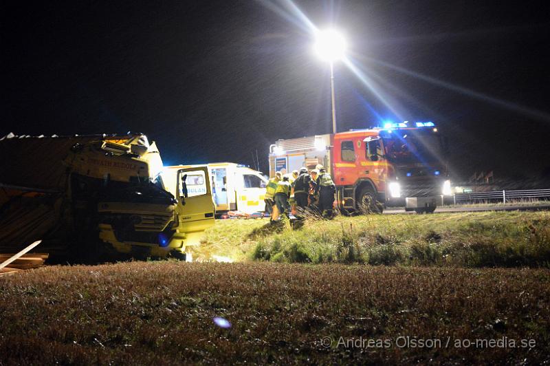 DSC_1121.JPG - Vid 23.10 larmades räddningstjänst, ambulans och polis till E4an i höjd med Nyvång utanför Åstorp där två lastbilar kolliderat. Ena lastbilen hade kört in i släpet på den andra och sedan fortsatt ner i diket. Lastbilen som körde in i släpet blev kraftigt demolerad även släpet på den andra blev kraftigt skadat. Södergående körfält stängdes av under en del av räddningsarbetet men när man röjt undan all bråte på vägbanan kunde man öppna ett körfält och låta trafiken rulla på sakta förbi olycksplatsen. Minst en person fick föras med ambulans till sjukhus, oklart skadeläge.