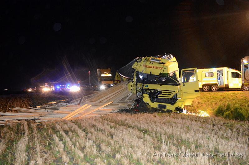 DSC_1126.JPG - Vid 23.10 larmades räddningstjänst, ambulans och polis till E4an i höjd med Nyvång utanför Åstorp där två lastbilar kolliderat. Ena lastbilen hade kört in i släpet på den andra och sedan fortsatt ner i diket. Lastbilen som körde in i släpet blev kraftigt demolerad även släpet på den andra blev kraftigt skadat. Södergående körfält stängdes av under en del av räddningsarbetet men när man röjt undan all bråte på vägbanan kunde man öppna ett körfält och låta trafiken rulla på sakta förbi olycksplatsen. Minst en person fick föras med ambulans till sjukhus, oklart skadeläge.