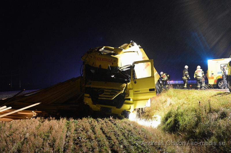 DSC_1129.JPG - Vid 23.10 larmades räddningstjänst, ambulans och polis till E4an i höjd med Nyvång utanför Åstorp där två lastbilar kolliderat. Ena lastbilen hade kört in i släpet på den andra och sedan fortsatt ner i diket. Lastbilen som körde in i släpet blev kraftigt demolerad även släpet på den andra blev kraftigt skadat. Södergående körfält stängdes av under en del av räddningsarbetet men när man röjt undan all bråte på vägbanan kunde man öppna ett körfält och låta trafiken rulla på sakta förbi olycksplatsen. Minst en person fick föras med ambulans till sjukhus, oklart skadeläge.