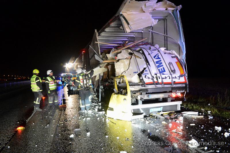 DSC_1147.JPG - Vid 23.10 larmades räddningstjänst, ambulans och polis till E4an i höjd med Nyvång utanför Åstorp där två lastbilar kolliderat. Ena lastbilen hade kört in i släpet på den andra och sedan fortsatt ner i diket. Lastbilen som körde in i släpet blev kraftigt demolerad även släpet på den andra blev kraftigt skadat. Södergående körfält stängdes av under en del av räddningsarbetet men när man röjt undan all bråte på vägbanan kunde man öppna ett körfält och låta trafiken rulla på sakta förbi olycksplatsen. Minst en person fick föras med ambulans till sjukhus, oklart skadeläge.