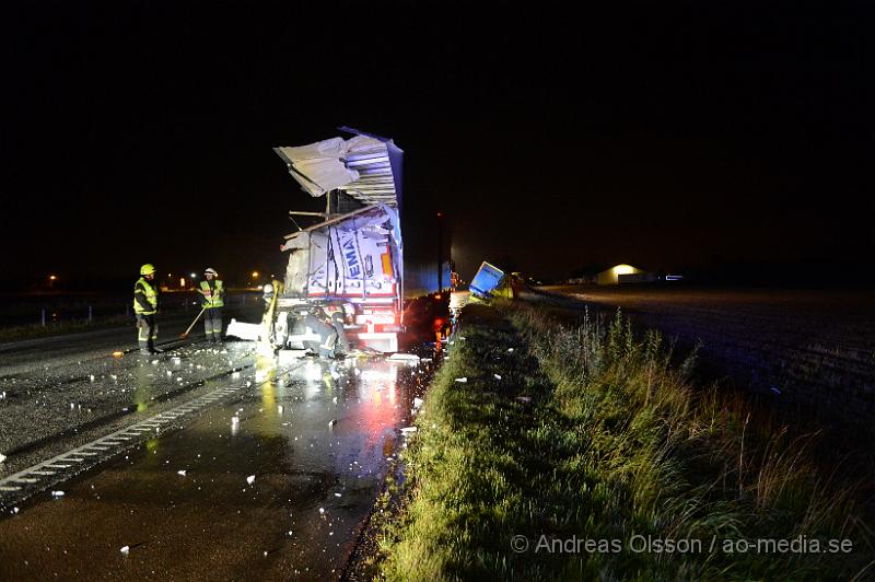 DSC_1148.JPG - Vid 23.10 larmades räddningstjänst, ambulans och polis till E4an i höjd med Nyvång utanför Åstorp där två lastbilar kolliderat. Ena lastbilen hade kört in i släpet på den andra och sedan fortsatt ner i diket. Lastbilen som körde in i släpet blev kraftigt demolerad även släpet på den andra blev kraftigt skadat. Södergående körfält stängdes av under en del av räddningsarbetet men när man röjt undan all bråte på vägbanan kunde man öppna ett körfält och låta trafiken rulla på sakta förbi olycksplatsen. Minst en person fick föras med ambulans till sjukhus, oklart skadeläge.