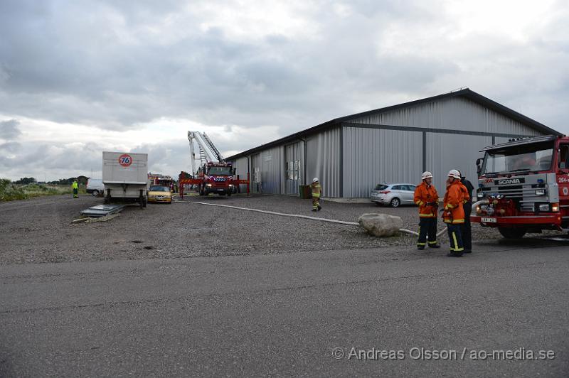 DSC_1156.JPG - Vid 16.10 larmades en större räddningsstyrka till Produktionsvägen i Ängelholm där man fått in larm om brand i taket på en industribyggnad. När räddningstjänsten kom till plats hade man brand i innertaket på byggnaden och man började släckningsarbetet invändigt. Man skickade även upp två brandmän till taket och sågade upp en bit för att vara säkra på att det inte hade fått mer fäste under. Branden var släckt på ungefär 30 minuter. Ingen person kom till skada.