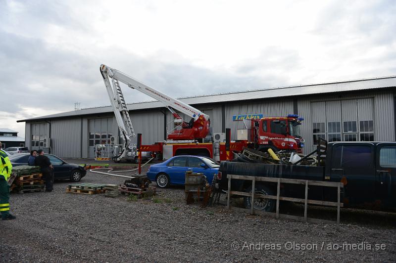 DSC_1158.JPG - Vid 16.10 larmades en större räddningsstyrka till Produktionsvägen i Ängelholm där man fått in larm om brand i taket på en industribyggnad. När räddningstjänsten kom till plats hade man brand i innertaket på byggnaden och man började släckningsarbetet invändigt. Man skickade även upp två brandmän till taket och sågade upp en bit för att vara säkra på att det inte hade fått mer fäste under. Branden var släckt på ungefär 30 minuter. Ingen person kom till skada.