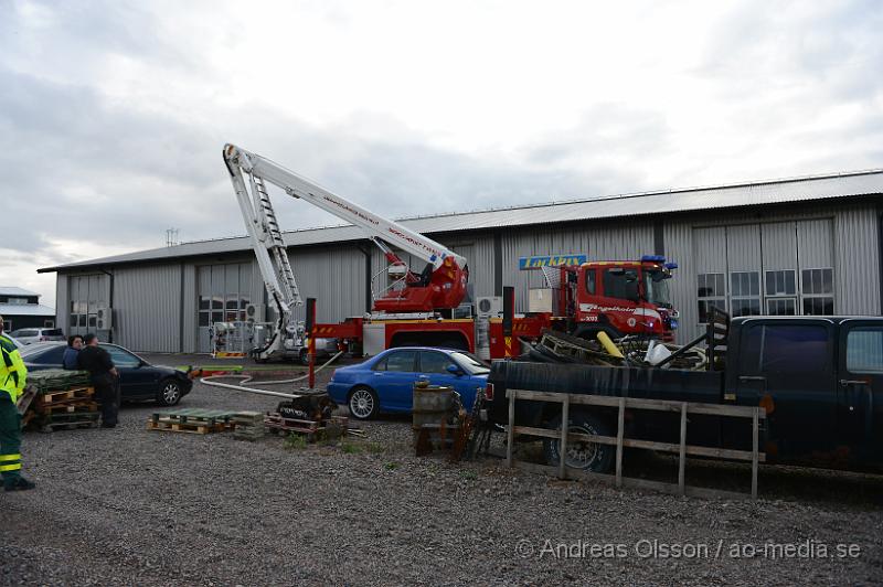 DSC_1158.JPG - Vid 16.10 larmades en större räddningsstyrka till Produktionsvägen i Ängelholm där man fått in larm om brand i taket på en industribyggnad. När räddningstjänsten kom till plats hade man brand i innertaket på byggnaden och man började släckningsarbetet invändigt. Man skickade även upp två brandmän till taket och sågade upp en bit för att vara säkra på att det inte hade fått mer fäste under. Branden var släckt på ungefär 30 minuter. Ingen person kom till skada.