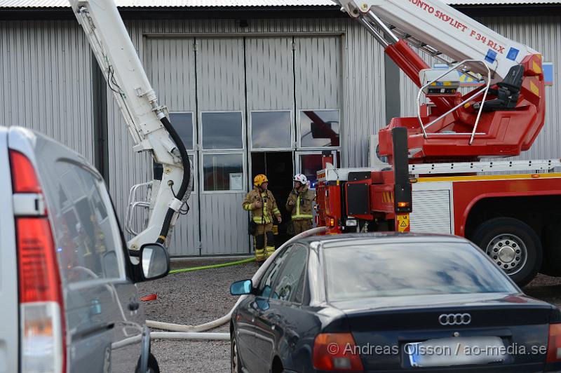 DSC_1160.JPG - Vid 16.10 larmades en större räddningsstyrka till Produktionsvägen i Ängelholm där man fått in larm om brand i taket på en industribyggnad. När räddningstjänsten kom till plats hade man brand i innertaket på byggnaden och man började släckningsarbetet invändigt. Man skickade även upp två brandmän till taket och sågade upp en bit för att vara säkra på att det inte hade fått mer fäste under. Branden var släckt på ungefär 30 minuter. Ingen person kom till skada.