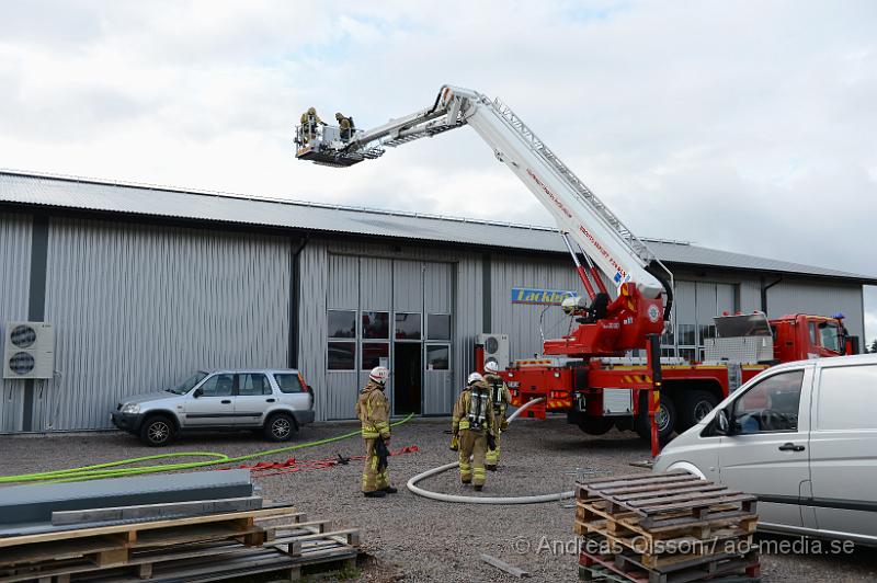 DSC_1165.JPG - Vid 16.10 larmades en större räddningsstyrka till Produktionsvägen i Ängelholm där man fått in larm om brand i taket på en industribyggnad. När räddningstjänsten kom till plats hade man brand i innertaket på byggnaden och man började släckningsarbetet invändigt. Man skickade även upp två brandmän till taket och sågade upp en bit för att vara säkra på att det inte hade fått mer fäste under. Branden var släckt på ungefär 30 minuter. Ingen person kom till skada.