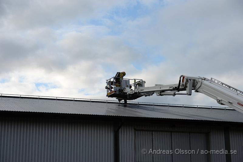 DSC_1166.JPG - Vid 16.10 larmades en större räddningsstyrka till Produktionsvägen i Ängelholm där man fått in larm om brand i taket på en industribyggnad. När räddningstjänsten kom till plats hade man brand i innertaket på byggnaden och man började släckningsarbetet invändigt. Man skickade även upp två brandmän till taket och sågade upp en bit för att vara säkra på att det inte hade fått mer fäste under. Branden var släckt på ungefär 30 minuter. Ingen person kom till skada.