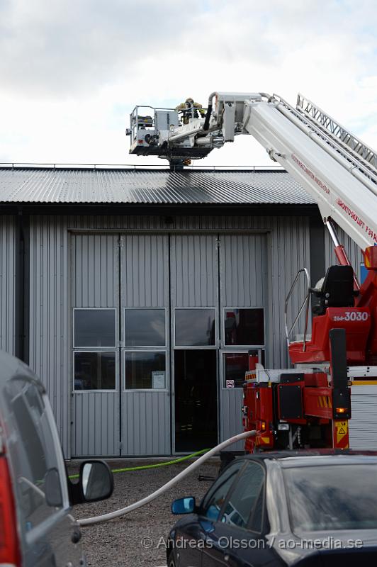 DSC_1171.JPG - Vid 16.10 larmades en större räddningsstyrka till Produktionsvägen i Ängelholm där man fått in larm om brand i taket på en industribyggnad. När räddningstjänsten kom till plats hade man brand i innertaket på byggnaden och man började släckningsarbetet invändigt. Man skickade även upp två brandmän till taket och sågade upp en bit för att vara säkra på att det inte hade fått mer fäste under. Branden var släckt på ungefär 30 minuter. Ingen person kom till skada.