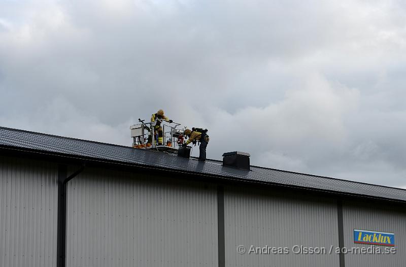 DSC_1172.JPG - Vid 16.10 larmades en större räddningsstyrka till Produktionsvägen i Ängelholm där man fått in larm om brand i taket på en industribyggnad. När räddningstjänsten kom till plats hade man brand i innertaket på byggnaden och man började släckningsarbetet invändigt. Man skickade även upp två brandmän till taket och sågade upp en bit för att vara säkra på att det inte hade fått mer fäste under. Branden var släckt på ungefär 30 minuter. Ingen person kom till skada.