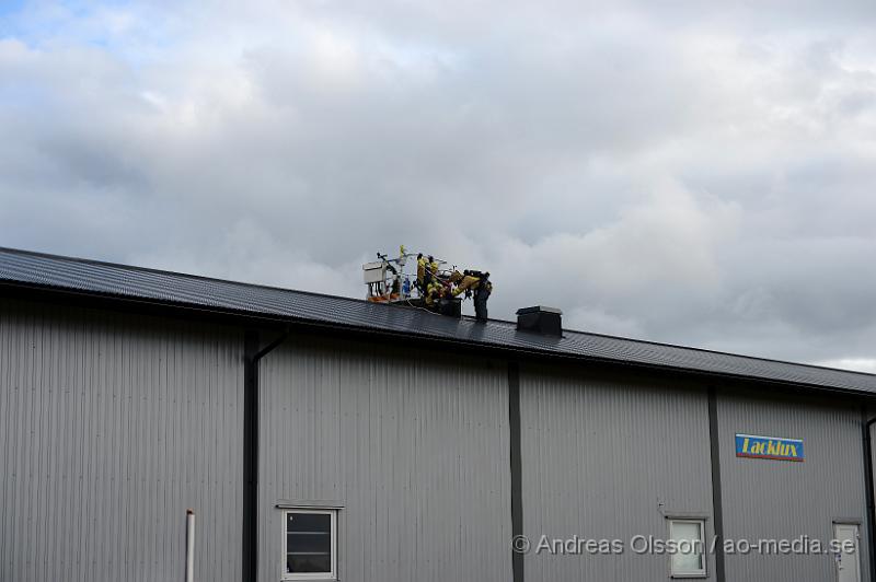 DSC_1174.JPG - Vid 16.10 larmades en större räddningsstyrka till Produktionsvägen i Ängelholm där man fått in larm om brand i taket på en industribyggnad. När räddningstjänsten kom till plats hade man brand i innertaket på byggnaden och man började släckningsarbetet invändigt. Man skickade även upp två brandmän till taket och sågade upp en bit för att vara säkra på att det inte hade fått mer fäste under. Branden var släckt på ungefär 30 minuter. Ingen person kom till skada.