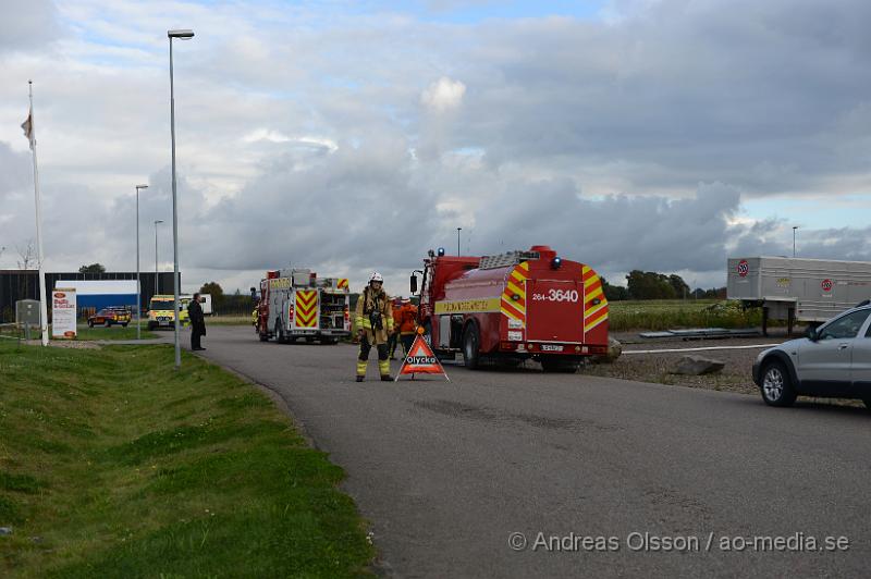 DSC_1175.JPG - Vid 16.10 larmades en större räddningsstyrka till Produktionsvägen i Ängelholm där man fått in larm om brand i taket på en industribyggnad. När räddningstjänsten kom till plats hade man brand i innertaket på byggnaden och man började släckningsarbetet invändigt. Man skickade även upp två brandmän till taket och sågade upp en bit för att vara säkra på att det inte hade fått mer fäste under. Branden var släckt på ungefär 30 minuter. Ingen person kom till skada.