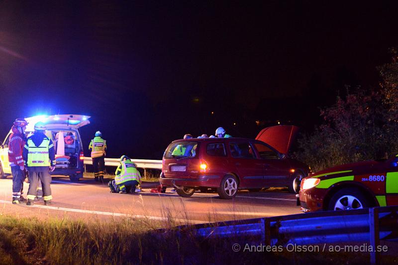 DSC_1221.JPG - Vid 20.05 larmades räddningstjänst, ambulans och polis till avfarten från E4an ner till väg 21 där en personbil kört av vägen och krockat med ett räcke. Hur olyckan har gått till är oklart. Personen som körde bilen fick föras med ambulans till sjukhus, skadeläget är dock oklart.