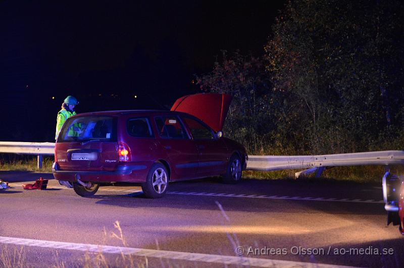 DSC_1223.JPG - Vid 20.05 larmades räddningstjänst, ambulans och polis till avfarten från E4an ner till väg 21 där en personbil kört av vägen och krockat med ett räcke. Hur olyckan har gått till är oklart. Personen som körde bilen fick föras med ambulans till sjukhus, skadeläget är dock oklart.