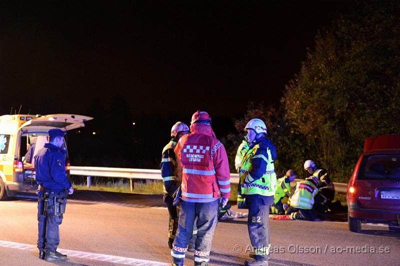 DSC_1228.JPG - Vid 20.05 larmades räddningstjänst, ambulans och polis till avfarten från E4an ner till väg 21 där en personbil kört av vägen och krockat med ett räcke. Hur olyckan har gått till är oklart. Personen som körde bilen fick föras med ambulans till sjukhus, skadeläget är dock oklart.