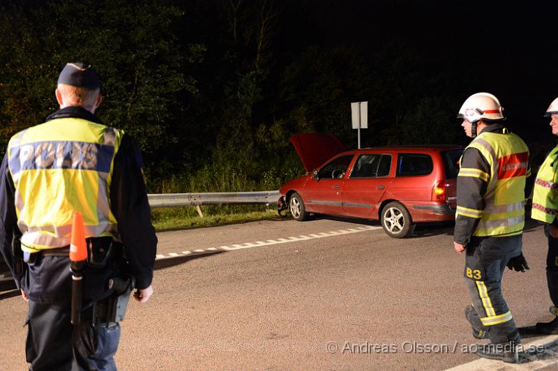 DSC_1232.JPG - Vid 20.05 larmades räddningstjänst, ambulans och polis till avfarten från E4an ner till väg 21 där en personbil kört av vägen och krockat med ett räcke. Hur olyckan har gått till är oklart. Personen som körde bilen fick föras med ambulans till sjukhus, skadeläget är dock oklart.