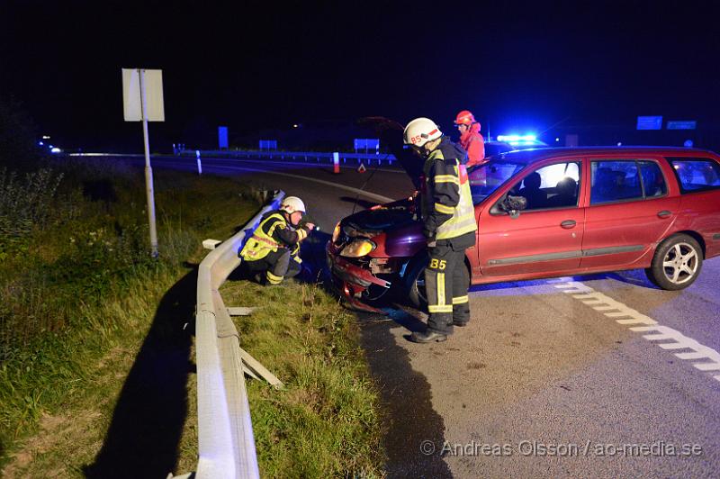 DSC_1234.JPG - Vid 20.05 larmades räddningstjänst, ambulans och polis till avfarten från E4an ner till väg 21 där en personbil kört av vägen och krockat med ett räcke. Hur olyckan har gått till är oklart. Personen som körde bilen fick föras med ambulans till sjukhus, skadeläget är dock oklart.