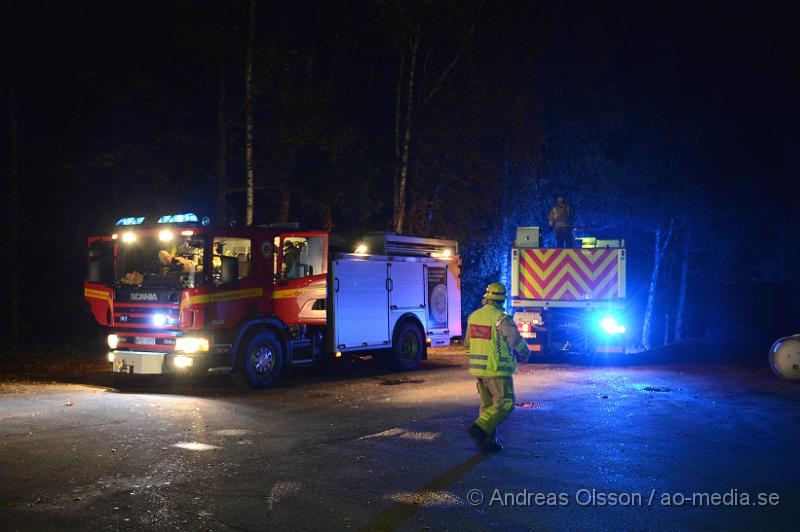 DSC_1269.JPG - Vid 23:00 tiden inkom ett larm om att det bran i en industri i Eket, en större räddningsstyrka larmades till platsen men de visa sig vara en container som brann intill en industri. Och man kunde vända en del styrkort innan dem kom fram och man kunde släcka branden snabbt.