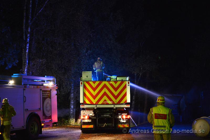 DSC_1270.JPG - Vid 23:00 tiden inkom ett larm om att det bran i en industri i Eket, en större räddningsstyrka larmades till platsen men de visa sig vara en container som brann intill en industri. Och man kunde vända en del styrkort innan dem kom fram och man kunde släcka branden snabbt.