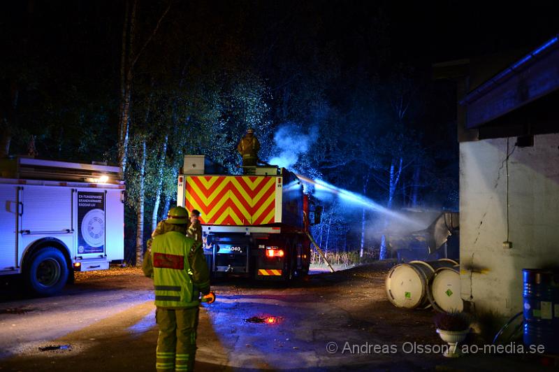 DSC_1273.JPG - Vid 23:00 tiden inkom ett larm om att det bran i en industri i Eket, en större räddningsstyrka larmades till platsen men de visa sig vara en container som brann intill en industri. Och man kunde vända en del styrkort innan dem kom fram och man kunde släcka branden snabbt.