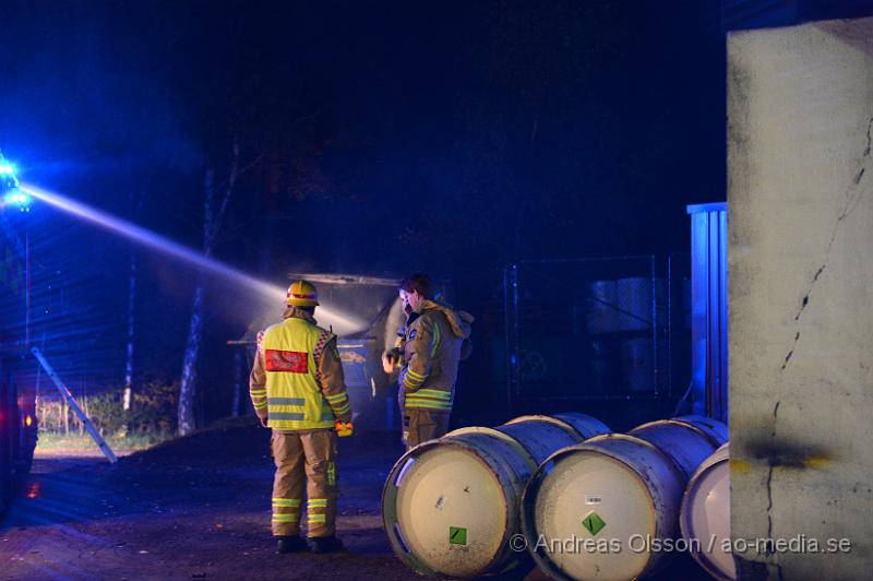 DSC_1279.JPG - Vid 23:00 tiden inkom ett larm om att det bran i en industri i Eket, en större räddningsstyrka larmades till platsen men de visa sig vara en container som brann. Och man kunde vända en del styrkort innan dem kom fram och man kunde släcka branden snabbt.