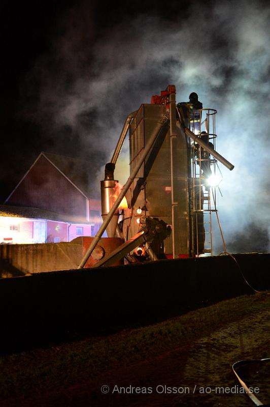 DSC_1335.JPG - Vid 03.20 larmades en större räddningsstyrka med räddningstjänsten från Klippan, Åstorp, Kvidinge samt tankfordon från Bjuv även ambulans och polis till Körslättsvägen utanför Kvidinge. Där man fått in larm om en fullt utvecklad brand i en byggnad. På plats var det en frö silo som fattat eld. Branden var svår släckt då fröna låg hårt packade i silon. Man bekämpade elden med både vatten och skum och räddningsarbetet tog lång tid. Ingen person ska ha kommit till skada.