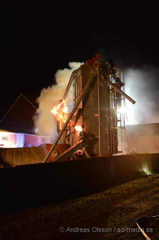 DSC_1337.JPG - Vid 03.20 larmades en större räddningsstyrka med räddningstjänsten från Klippan, Åstorp, Kvidinge samt tankfordon från Bjuv även ambulans och polis till Körslättsvägen utanför Kvidinge. Där man fått in larm om en fullt utvecklad brand i en byggnad. På plats var det en frö silo som fattat eld. Branden var svår släckt då fröna låg hårt packade i silon. Man bekämpade elden med både vatten och skum och räddningsarbetet tog lång tid. Ingen person ska ha kommit till skada.