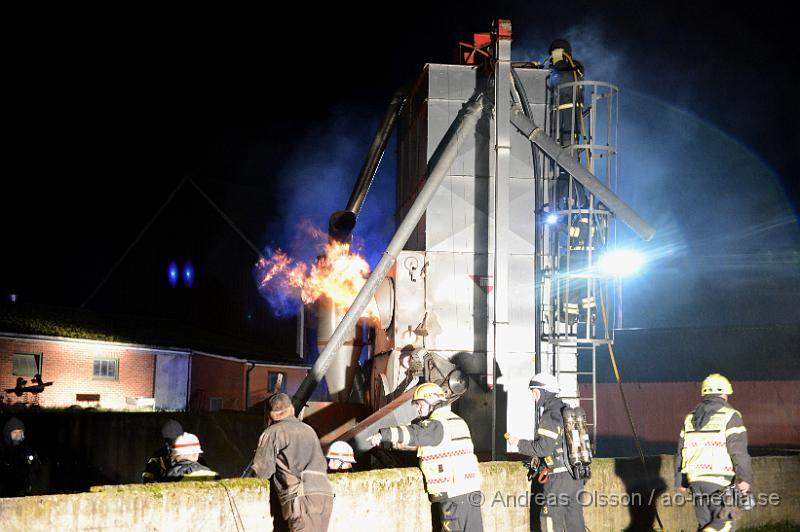 DSC_1343.JPG - Vid 03.20 larmades en större räddningsstyrka med räddningstjänsten från Klippan, Åstorp, Kvidinge samt tankfordon från Bjuv även ambulans och polis till Körslättsvägen utanför Kvidinge. Där man fått in larm om en fullt utvecklad brand i en byggnad. På plats var det en frö silo som fattat eld. Branden var svår släckt då fröna låg hårt packade i silon. Man bekämpade elden med både vatten och skum och räddningsarbetet tog lång tid. Ingen person ska ha kommit till skada.