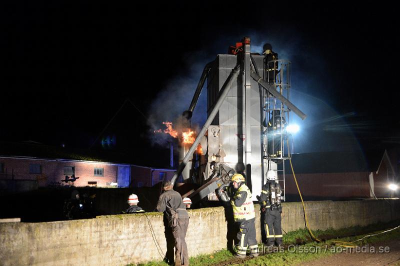 DSC_1345.JPG - Vid 03.20 larmades en större räddningsstyrka med räddningstjänsten från Klippan, Åstorp, Kvidinge samt tankfordon från Bjuv även ambulans och polis till Körslättsvägen utanför Kvidinge. Där man fått in larm om en fullt utvecklad brand i en byggnad. På plats var det en frö silo som fattat eld. Branden var svår släckt då fröna låg hårt packade i silon. Man bekämpade elden med både vatten och skum och räddningsarbetet tog lång tid. Ingen person ska ha kommit till skada.