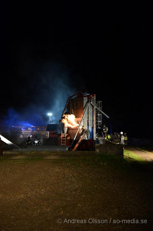 DSC_1346.JPG - Vid 03.20 larmades en större räddningsstyrka med räddningstjänsten från Klippan, Åstorp, Kvidinge samt tankfordon från Bjuv även ambulans och polis till Körslättsvägen utanför Kvidinge. Där man fått in larm om en fullt utvecklad brand i en byggnad. På plats var det en frö silo som fattat eld. Branden var svår släckt då fröna låg hårt packade i silon. Man bekämpade elden med både vatten och skum och räddningsarbetet tog lång tid. Ingen person ska ha kommit till skada.