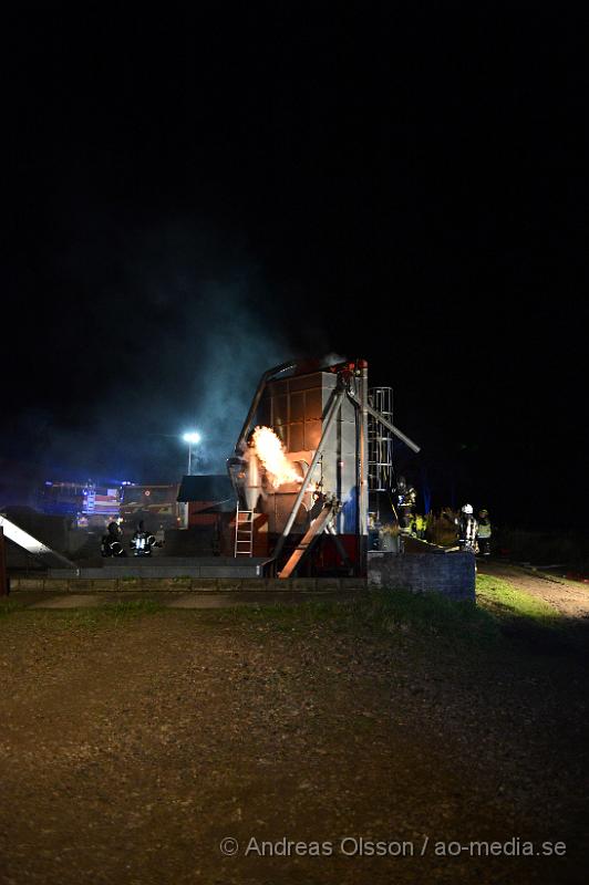 DSC_1347.JPG - Vid 03.20 larmades en större räddningsstyrka med räddningstjänsten från Klippan, Åstorp, Kvidinge samt tankfordon från Bjuv även ambulans och polis till Körslättsvägen utanför Kvidinge. Där man fått in larm om en fullt utvecklad brand i en byggnad. På plats var det en frö silo som fattat eld. Branden var svår släckt då fröna låg hårt packade i silon. Man bekämpade elden med både vatten och skum och räddningsarbetet tog lång tid. Ingen person ska ha kommit till skada.