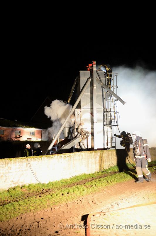 DSC_1356.JPG - Vid 03.20 larmades en större räddningsstyrka med räddningstjänsten från Klippan, Åstorp, Kvidinge samt tankfordon från Bjuv även ambulans och polis till Körslättsvägen utanför Kvidinge. Där man fått in larm om en fullt utvecklad brand i en byggnad. På plats var det en frö silo som fattat eld. Branden var svår släckt då fröna låg hårt packade i silon. Man bekämpade elden med både vatten och skum och räddningsarbetet tog lång tid. Ingen person ska ha kommit till skada.