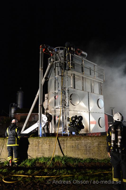 DSC_1361.JPG - Vid 03.20 larmades en större räddningsstyrka med räddningstjänsten från Klippan, Åstorp, Kvidinge samt tankfordon från Bjuv även ambulans och polis till Körslättsvägen utanför Kvidinge. Där man fått in larm om en fullt utvecklad brand i en byggnad. På plats var det en frö silo som fattat eld. Branden var svår släckt då fröna låg hårt packade i silon. Man bekämpade elden med både vatten och skum och räddningsarbetet tog lång tid. Ingen person ska ha kommit till skada.