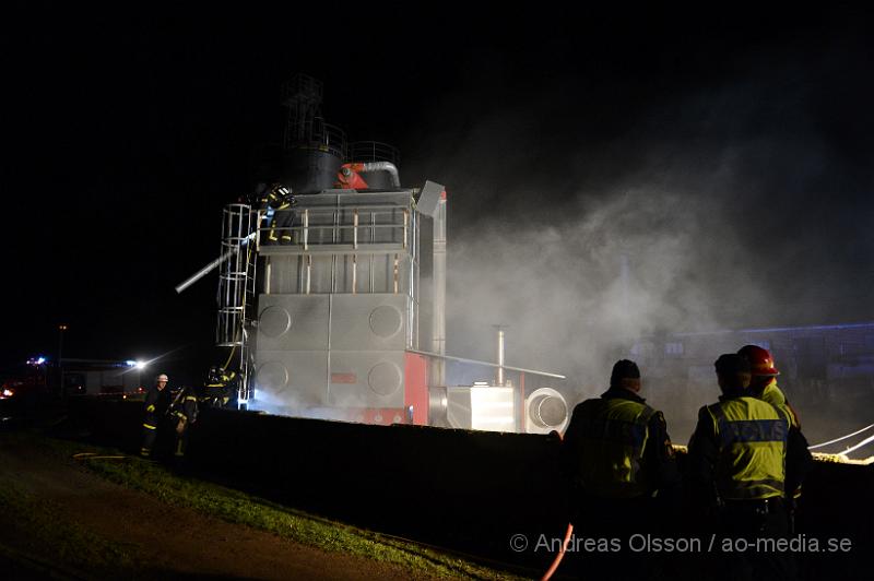 DSC_1363.JPG - Vid 03.20 larmades en större räddningsstyrka med räddningstjänsten från Klippan, Åstorp, Kvidinge samt tankfordon från Bjuv även ambulans och polis till Körslättsvägen utanför Kvidinge. Där man fått in larm om en fullt utvecklad brand i en byggnad. På plats var det en frö silo som fattat eld. Branden var svår släckt då fröna låg hårt packade i silon. Man bekämpade elden med både vatten och skum och räddningsarbetet tog lång tid. Ingen person ska ha kommit till skada.