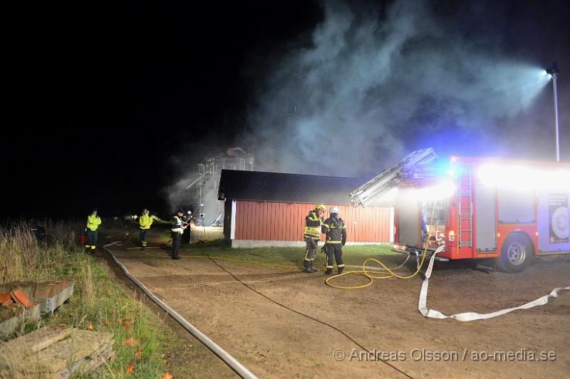 DSC_1366.JPG - Vid 03.20 larmades en större räddningsstyrka med räddningstjänsten från Klippan, Åstorp, Kvidinge samt tankfordon från Bjuv även ambulans och polis till Körslättsvägen utanför Kvidinge. Där man fått in larm om en fullt utvecklad brand i en byggnad. På plats var det en frö silo som fattat eld. Branden var svår släckt då fröna låg hårt packade i silon. Man bekämpade elden med både vatten och skum och räddningsarbetet tog lång tid. Ingen person ska ha kommit till skada.