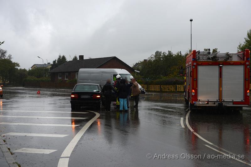 DSC_1373.JPG - Vid 10.45 larmades Räddningstjänst och ambulans till korsningen vid Tingsgatan/Villagatan där två personbilar kolliderat. Det blev mindre skador på bilarna och det är oklart om någon skadats eller fick följa med ambulansen till sjukhuset. Begränsad framkomlighet under räddningsarbetet.