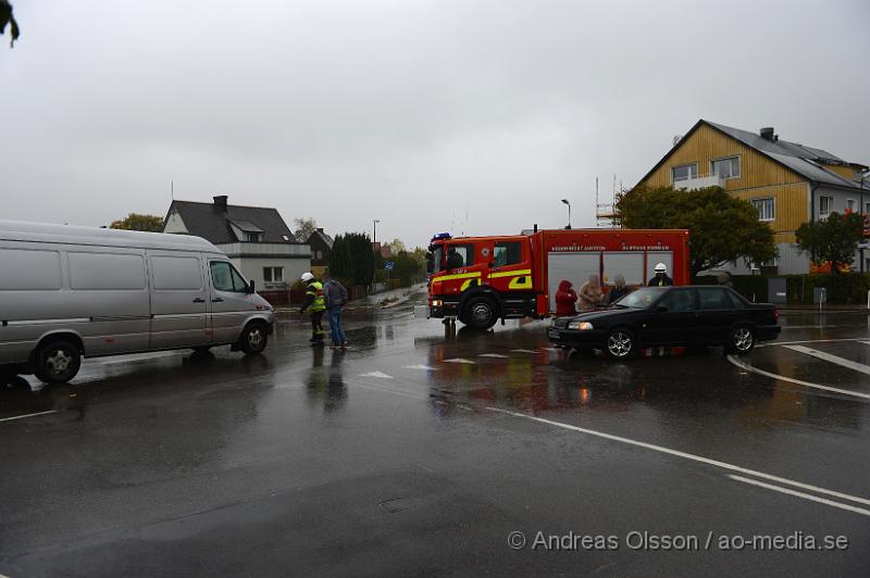 DSC_1374.JPG - Vid 10.45 larmades Räddningstjänst och ambulans till korsningen vid Tingsgatan/Villagatan där två personbilar kolliderat. Det blev mindre skador på bilarna och det är oklart om någon skadats eller fick följa med ambulansen till sjukhuset. Begränsad framkomlighet under räddningsarbetet.