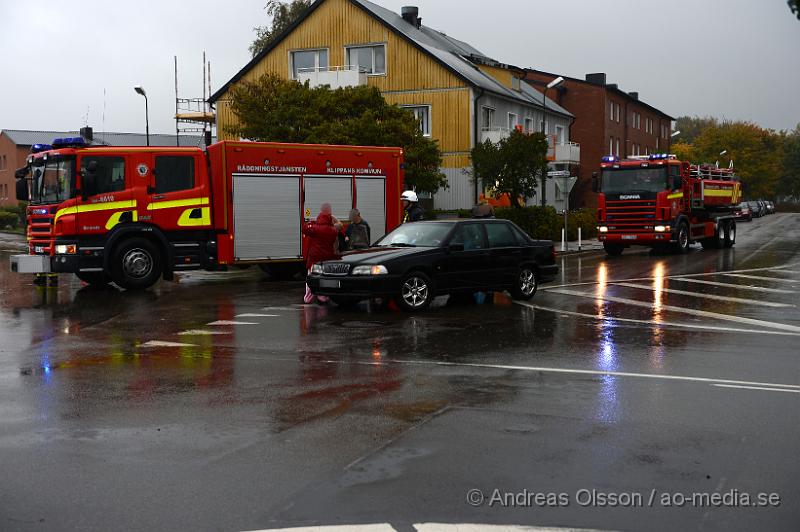 DSC_1376.JPG - Vid 10.45 larmades Räddningstjänst och ambulans till korsningen vid Tingsgatan/Villagatan där två personbilar kolliderat. Det blev mindre skador på bilarna och det är oklart om någon skadats eller fick följa med ambulansen till sjukhuset. Begränsad framkomlighet under räddningsarbetet.