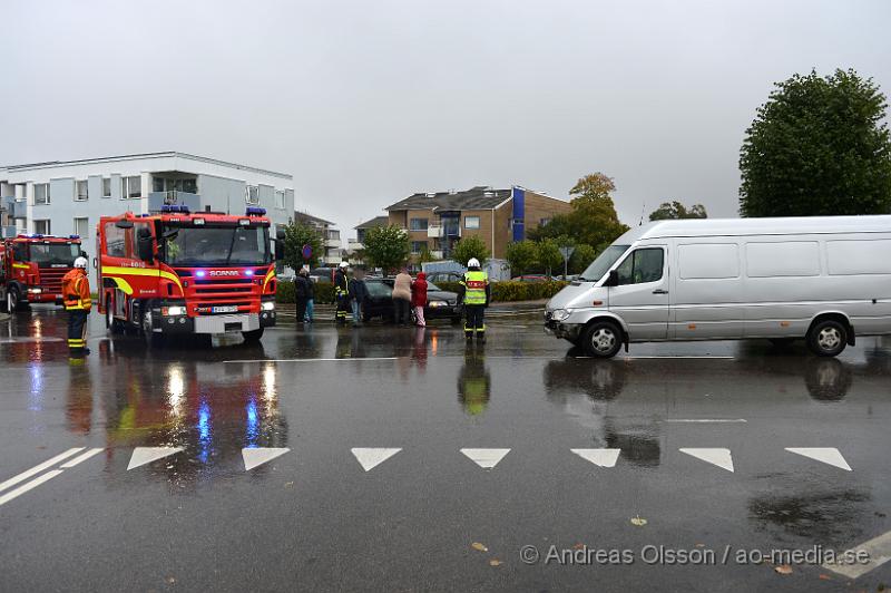 DSC_1378.JPG - Vid 10.45 larmades Räddningstjänst och ambulans till korsningen vid Tingsgatan/Villagatan där två personbilar kolliderat. Det blev mindre skador på bilarna och det är oklart om någon skadats eller fick följa med ambulansen till sjukhuset. Begränsad framkomlighet under räddningsarbetet.