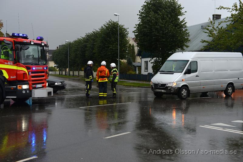 DSC_1381.JPG - Vid 10.45 larmades Räddningstjänst och ambulans till korsningen vid Tingsgatan/Villagatan där två personbilar kolliderat. Det blev mindre skador på bilarna och det är oklart om någon skadats eller fick följa med ambulansen till sjukhuset. Begränsad framkomlighet under räddningsarbetet.