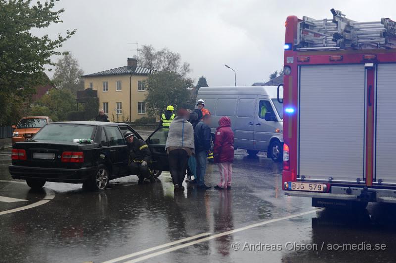 DSC_1384.JPG - Vid 10.45 larmades Räddningstjänst och ambulans till korsningen vid Tingsgatan/Villagatan där två personbilar kolliderat. Det blev mindre skador på bilarna och det är oklart om någon skadats eller fick följa med ambulansen till sjukhuset. Begränsad framkomlighet under räddningsarbetet.