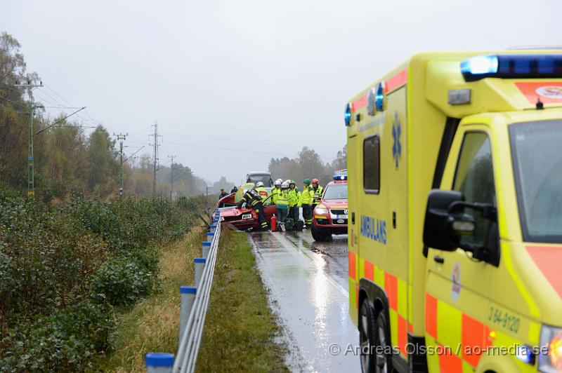 DSC_1387.JPG - Vid 10.55 larmades räddningstjänst, ambulans och polis till väg 21 strax utanför Perstorp där en personbil kolliderat med en älg. Bilen blev kraftigt demolerad och föraren som var ensam i bilen klämdes fast. Dock lyckades man få ut föraren utan att klippa upp bilen. Föraren följde med ambulansen till sjukhus med allvarliga skador. Älgen avled direkt efter kollisionen.