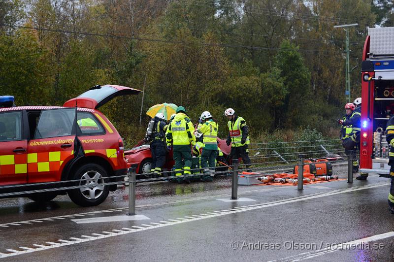 DSC_1390.JPG - Vid 10.55 larmades räddningstjänst, ambulans och polis till väg 21 strax utanför Perstorp där en personbil kolliderat med en älg. Bilen blev kraftigt demolerad och föraren som var ensam i bilen klämdes fast. Dock lyckades man få ut föraren utan att klippa upp bilen. Föraren följde med ambulansen till sjukhus med allvarliga skador. Älgen avled direkt efter kollisionen.