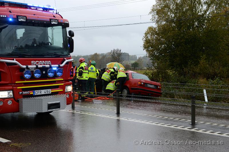 DSC_1393.JPG - Vid 10.55 larmades räddningstjänst, ambulans och polis till väg 21 strax utanför Perstorp där en personbil kolliderat med en älg. Bilen blev kraftigt demolerad och föraren som var ensam i bilen klämdes fast. Dock lyckades man få ut föraren utan att klippa upp bilen. Föraren följde med ambulansen till sjukhus med allvarliga skador. Älgen avled direkt efter kollisionen.