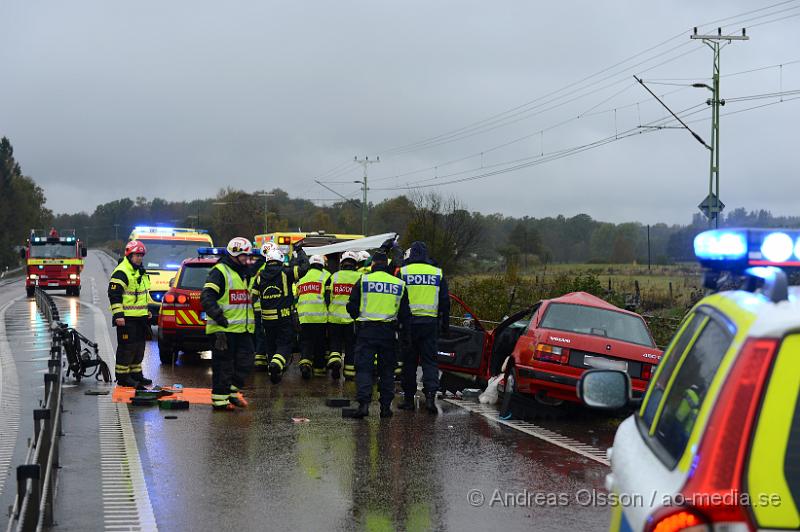 DSC_1400.JPG - Vid 10.55 larmades räddningstjänst, ambulans och polis till väg 21 strax utanför Perstorp där en personbil kolliderat med en älg. Bilen blev kraftigt demolerad och föraren som var ensam i bilen klämdes fast. Dock lyckades man få ut föraren utan att klippa upp bilen. Föraren följde med ambulansen till sjukhus med allvarliga skador. Älgen avled direkt efter kollisionen.