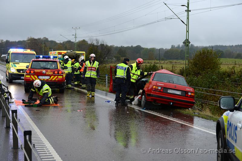 DSC_1402.JPG - Vid 10.55 larmades räddningstjänst, ambulans och polis till väg 21 strax utanför Perstorp där en personbil kolliderat med en älg. Bilen blev kraftigt demolerad och föraren som var ensam i bilen klämdes fast. Dock lyckades man få ut föraren utan att klippa upp bilen. Föraren följde med ambulansen till sjukhus med allvarliga skador. Älgen avled direkt efter kollisionen.