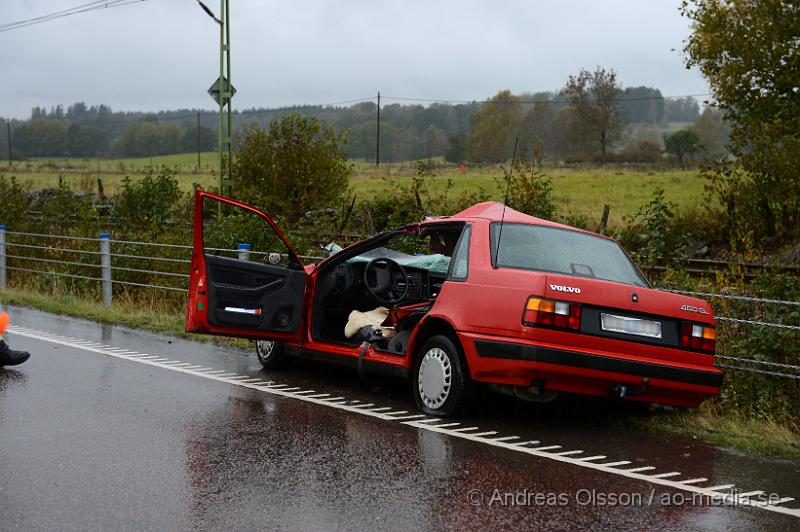 DSC_1405.JPG - Vid 10.55 larmades räddningstjänst, ambulans och polis till väg 21 strax utanför Perstorp där en personbil kolliderat med en älg. Bilen blev kraftigt demolerad och föraren som var ensam i bilen klämdes fast. Dock lyckades man få ut föraren utan att klippa upp bilen. Föraren följde med ambulansen till sjukhus med allvarliga skador. Älgen avled direkt efter kollisionen.