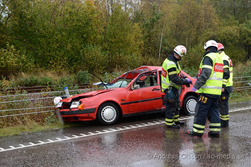 DSC_1407.JPG - Vid 10.55 larmades räddningstjänst, ambulans och polis till väg 21 strax utanför Perstorp där en personbil kolliderat med en älg. Bilen blev kraftigt demolerad och föraren som var ensam i bilen klämdes fast. Dock lyckades man få ut föraren utan att klippa upp bilen. Föraren följde med ambulansen till sjukhus med allvarliga skador. Älgen avled direkt efter kollisionen.