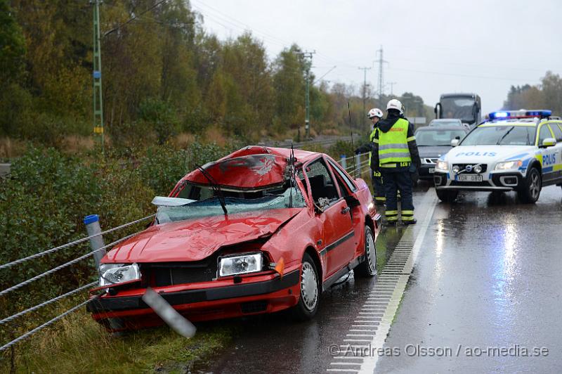 DSC_1410.JPG - Vid 10.55 larmades räddningstjänst, ambulans och polis till väg 21 strax utanför Perstorp där en personbil kolliderat med en älg. Bilen blev kraftigt demolerad och föraren som var ensam i bilen klämdes fast. Dock lyckades man få ut föraren utan att klippa upp bilen. Föraren följde med ambulansen till sjukhus med allvarliga skador. Älgen avled direkt efter kollisionen.